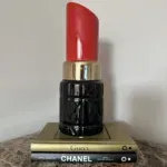 lipstick vaas gucciboek chanelbook