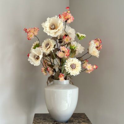 Beige vaas met zijden bloem boeket peach beige
