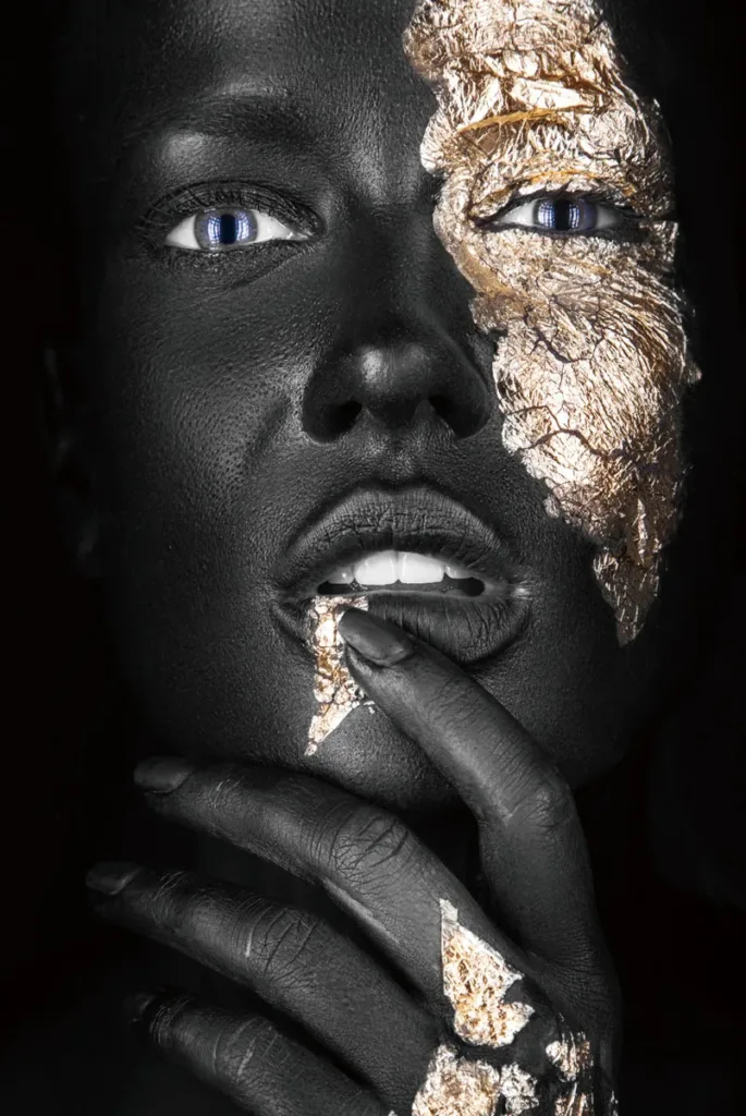 Glasschilderij woman gold afmeting 80 x 120 cm