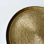 goud dienblad / sierschaal van het merk Salt & Pepper Home