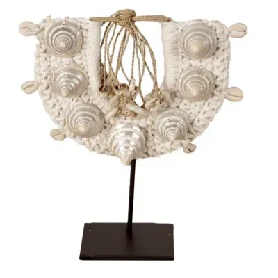 J67 kleine schelp ornament op voet standaard