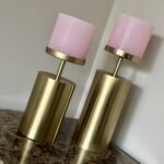 Gouden Kandelaar woonaccessoires set incl stomp kaarsen roze
