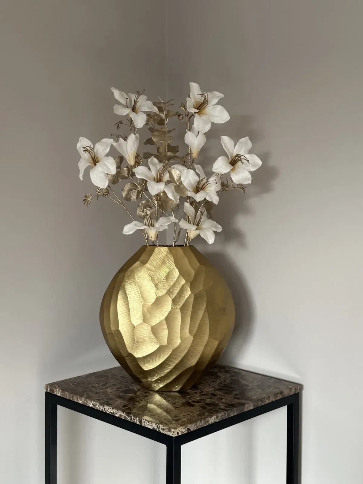 Gouden Colmore vaas met zijden bloemen