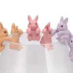 Paasdecoratie Konijn paashaas hanger voor aan een vaas oranje roze paars