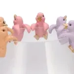 Paasdecoratie eend hanger voor aan een vaas roze paars oranje