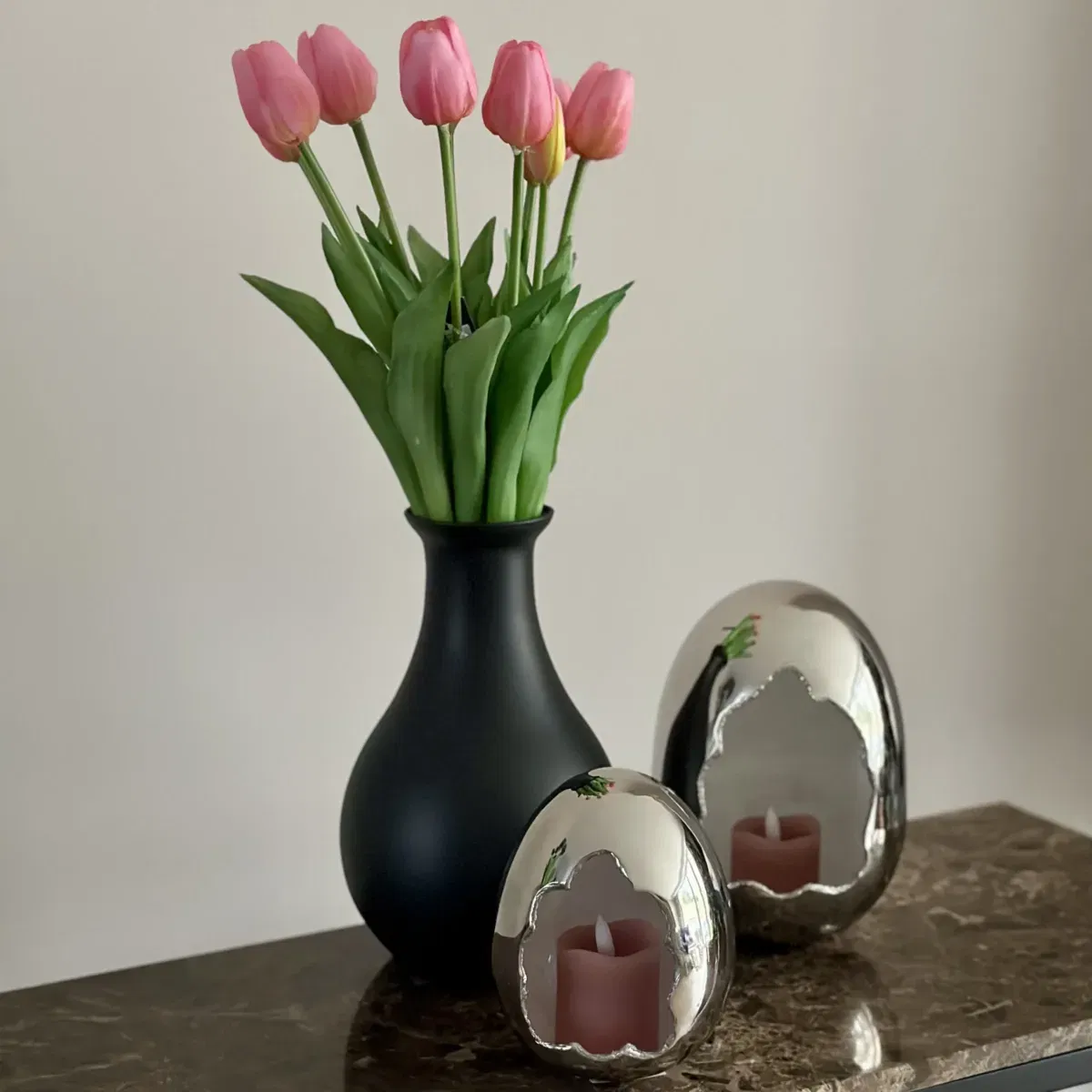Colmore paasdecoratie zilver paasei met zijden tulpen
