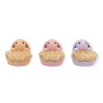 Paasdecoratie konijn schaal met bloem in de kleuren paars, roze en oranje