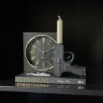 Vakkenkast decoratie set klok met Chanel tafelboek en pistool kandelaar