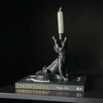 Vakkenkast decoratie set Krokodil kandelaar en Chanel tafelboek