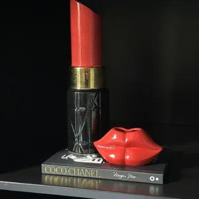 Vakkenkast decoratie set klok met lipstick vaas, lip vaas en Chanel tafelboek