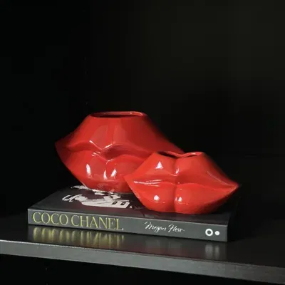Vakkenkast decoratie set met twee lip vazen en Chanel tafelboek