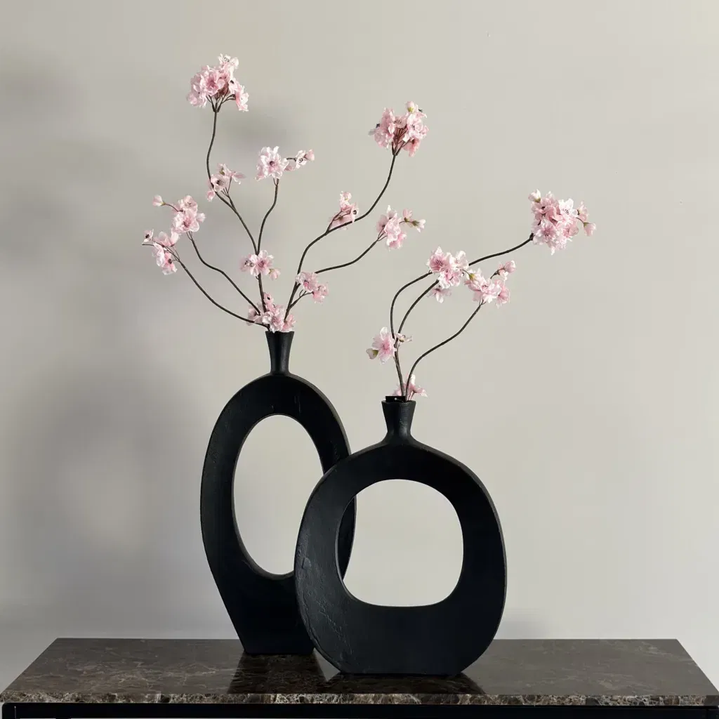 Vensterbank of sidetable decoratie set vaas met kersenbloesem zwart