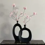 Vensterbank of sidetable decoratie set vaas met kersenbloesem zwart