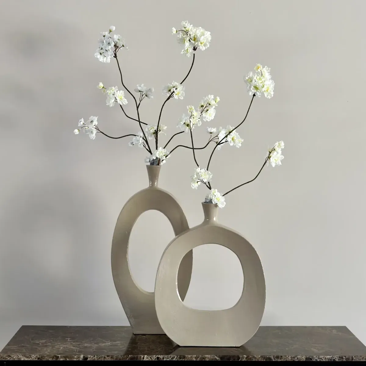 Vensterbank of sidetable decoratie set vaas met kersenbloesem taupe beige