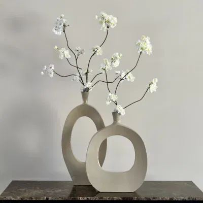 Vensterbank of sidetable decoratie set vaas met kersenbloesem taupe beige