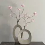 Vensterbank of sidetable decoratie set vaas met roze kersenbloesem taupe beige