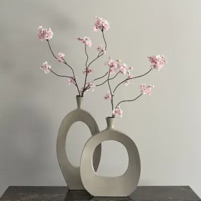 Vensterbank of sidetable decoratie set vaas met roze kersenbloesem taupe beige