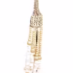 J38 schelp ketting ornament op voet standaard