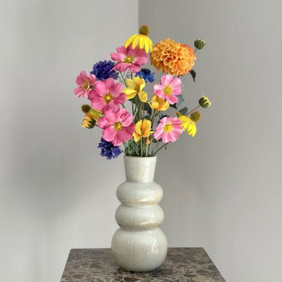 Beige vaas met zijden bloem boeket zomer