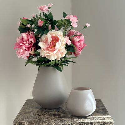 Complete decoratie set met beige vaas & kunst pioenrozen