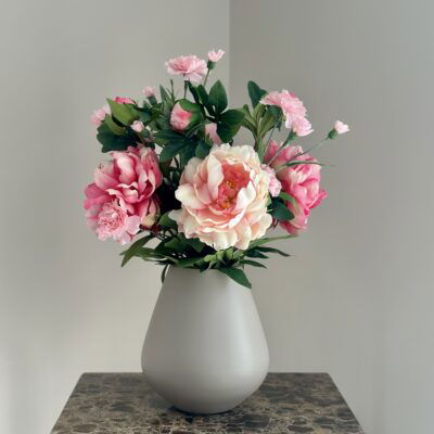 Beige vaas met kunst pioen rozen boeket