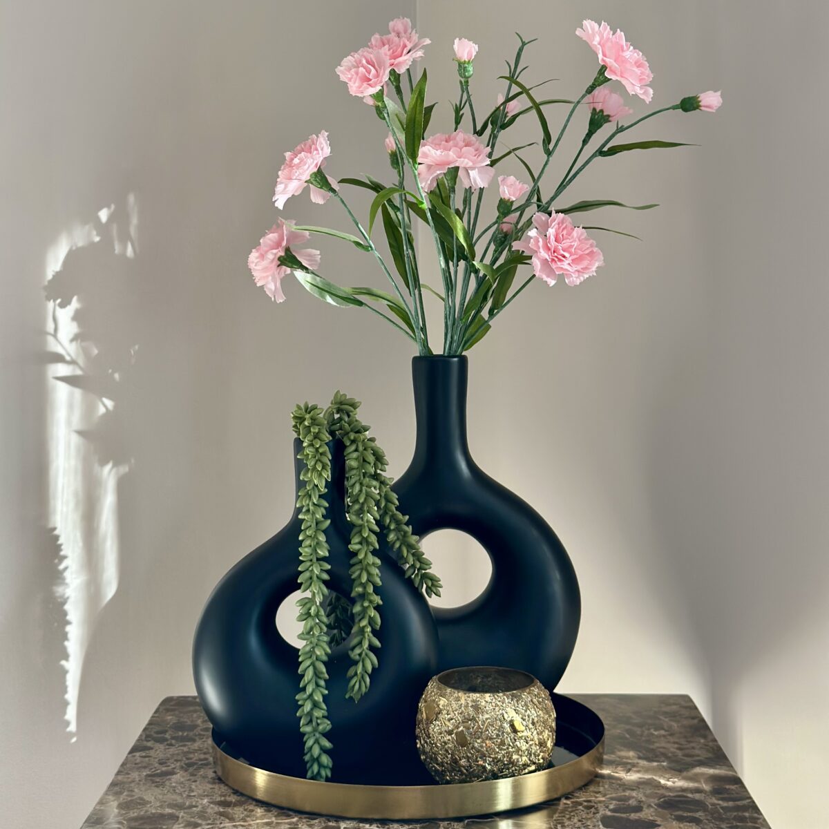 Complete tafel decoratie set met zwarte vaasjes Complete tafel decoratie set met zwarte vaasjes