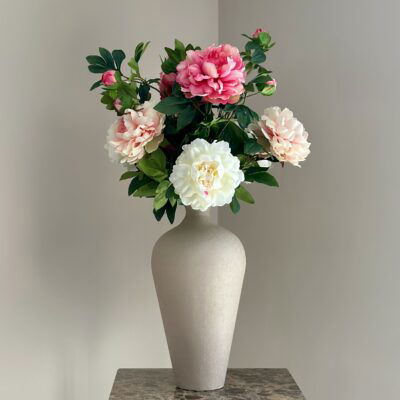Hoge beige vaas met kunstbloemen pioenrozen