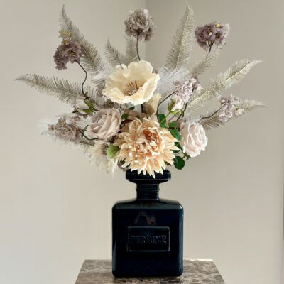Kunstbloemen boeket met zwarte parfum vaas
