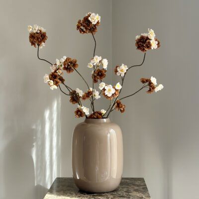 Taupe sand vaas met beige bruine zijden bloesemtakken