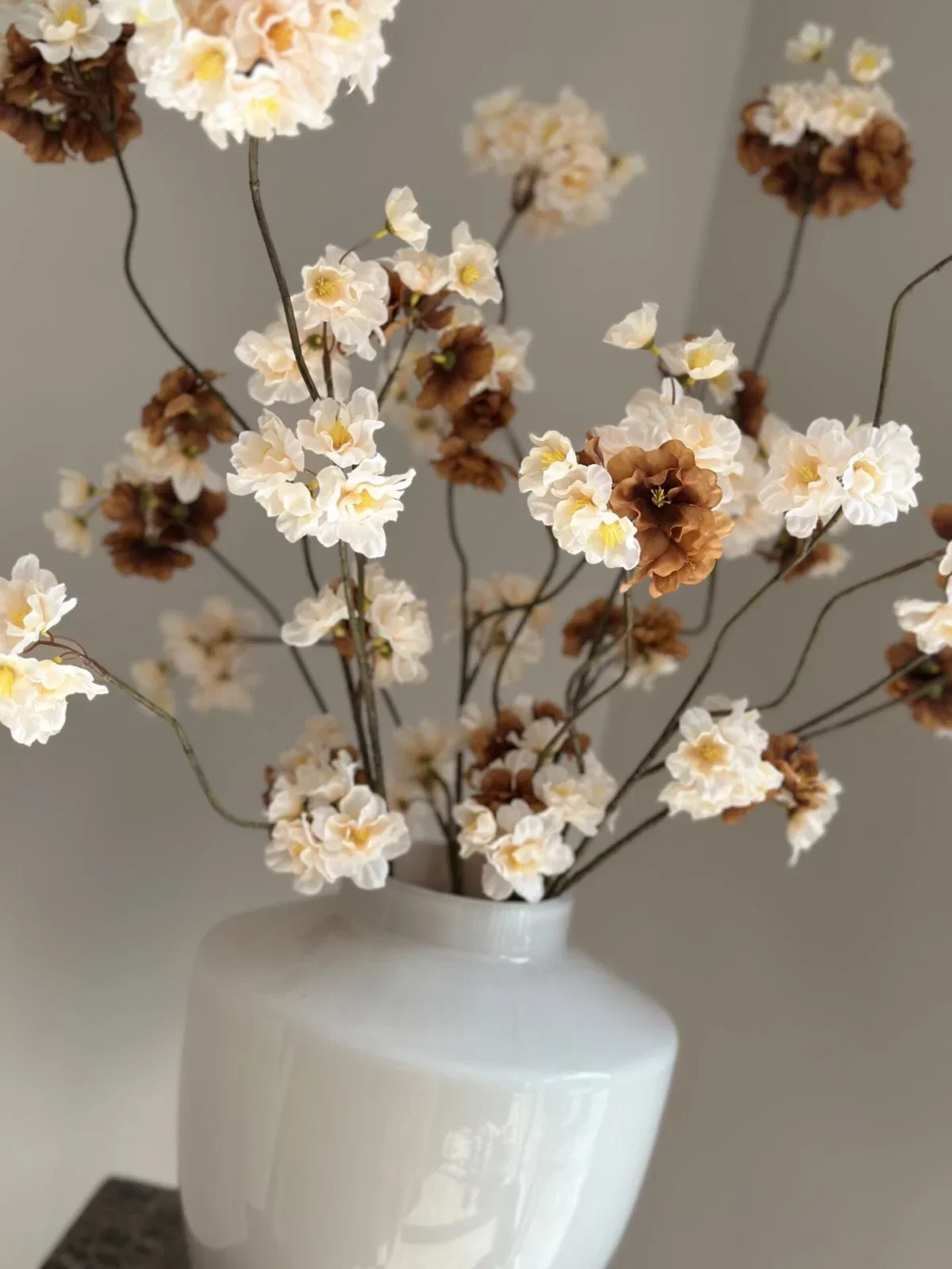 Beige vaas met beige bruine kunst bloesemtakken