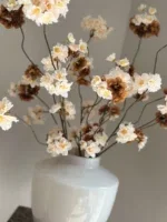 Beige vaas met beige bruine kunst bloesemtakken