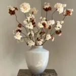 Beige vaas met beige bruine zijden bloesemtakken