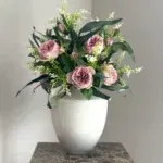 Beige vaas met zijden bloem boeket