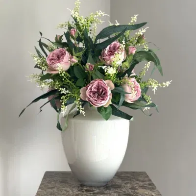 Beige vaas met zijden bloem boeket