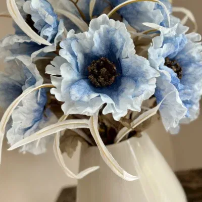 blauwe kunstbloemen poppy's met vaas
