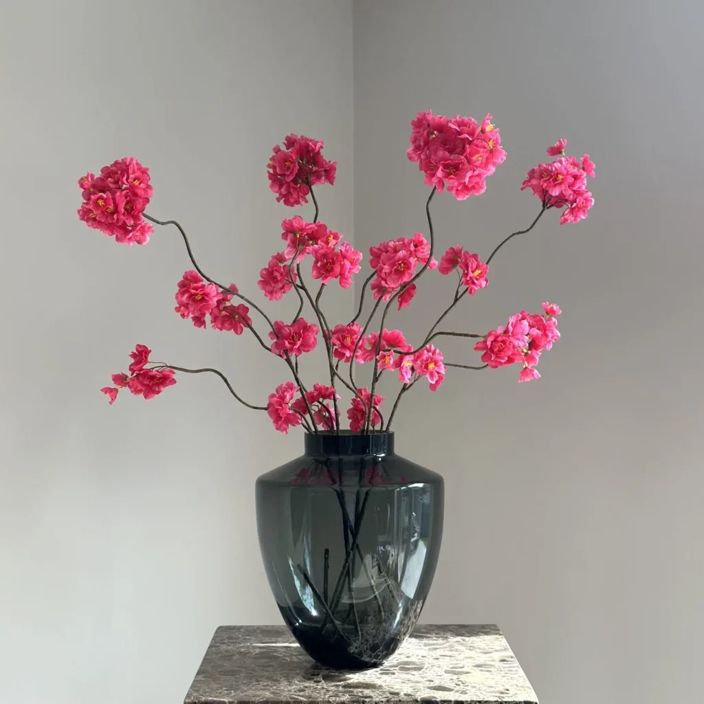 Glazen smoke vaas zwart met roze fuchsia kersenbloesem