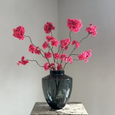 Glazen smoke vaas zwart met roze fuchsia kersenbloesem