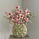 Goude vaas ovaal met zijden bloem boeket roze