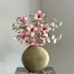 Gouden ovale vaas incl zijden bloemen