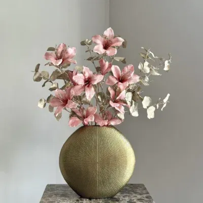 Gouden ovale vaas incl zijden bloemen