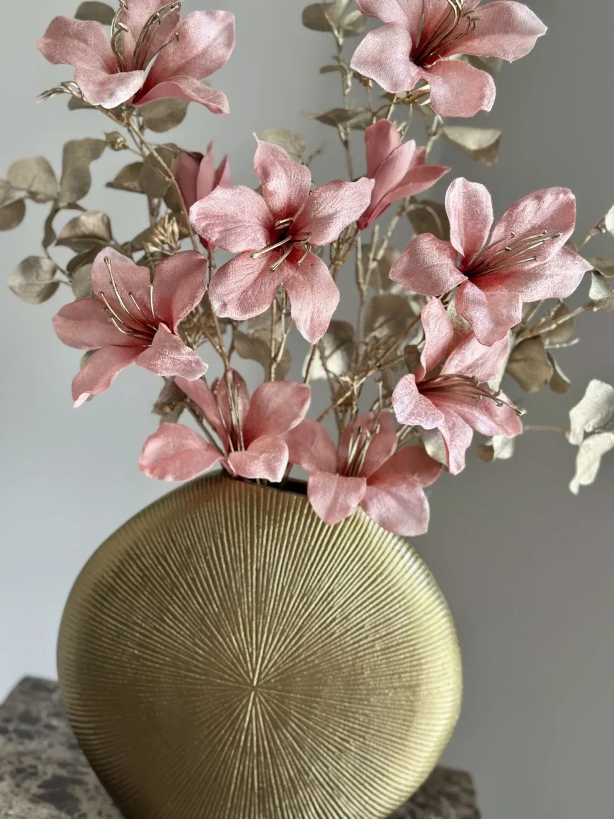Gouden ovale vaas incl zijden roze velvet bloemen