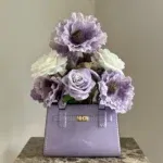 Handtas vaas met zijden bloem boeket paars