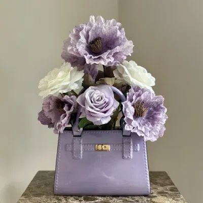 Handtas vaas met zijden bloem boeket paars