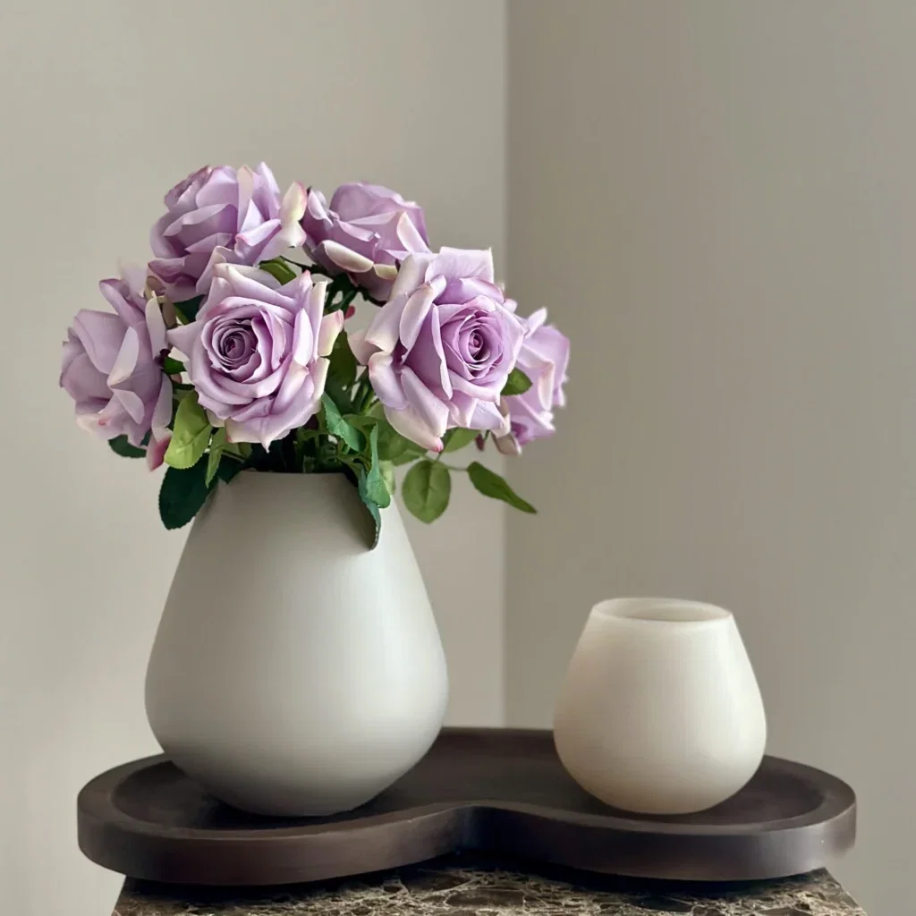 Tafeldecoratie set beige vaas met rozen en walnoot dienblad