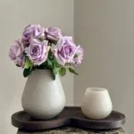 Tafeldecoratie set beige vaas met rozen en walnoot dienblad