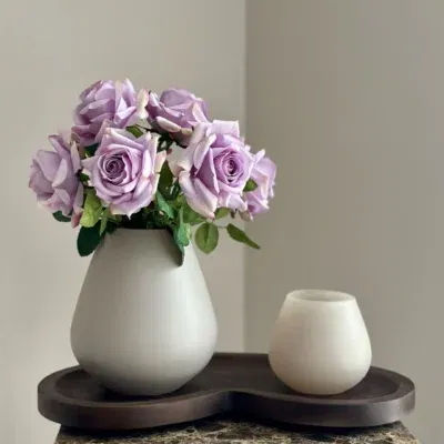 Tafeldecoratie set beige vaas met rozen en walnoot dienblad