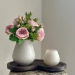 Tafeldecoratie set beige vaas met walnut dienblad