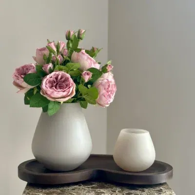 Tafeldecoratie set beige vaas met walnut dienblad