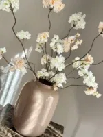 Taupe sand vaas met beige witte kunst bloesemtakken