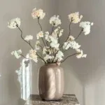 Taupe sand vaas met beige witte zijden bloesemtakken